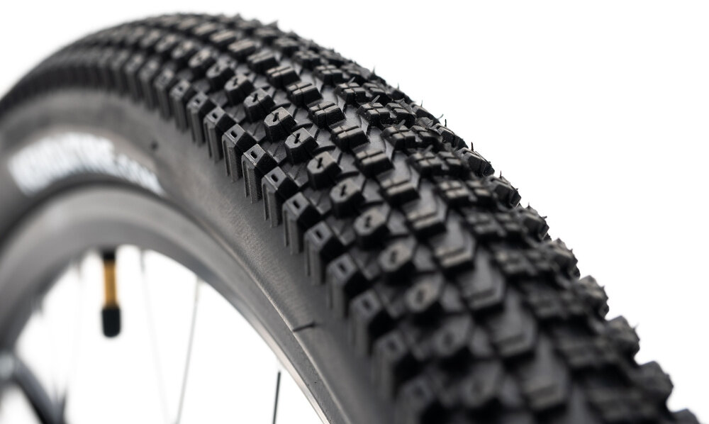 Rower górski MTB INDIANA X-Dirt 1.0 M14 26 cali męski Czarny mat zbliżenie na oponę rozmiar koła 26 cali łatwe pokonywanie przeszkód duży kontakt koła z podłożem szerokie opony marki KENDA dobra przyczepność aluminiowe obręcze zachowanie regularnego kształtu kół stabilne trzymanie opony bezpieczna i komfortowa jazda regularne sprawdzanie ciśnienia powietrza wartość na bocznej części opony