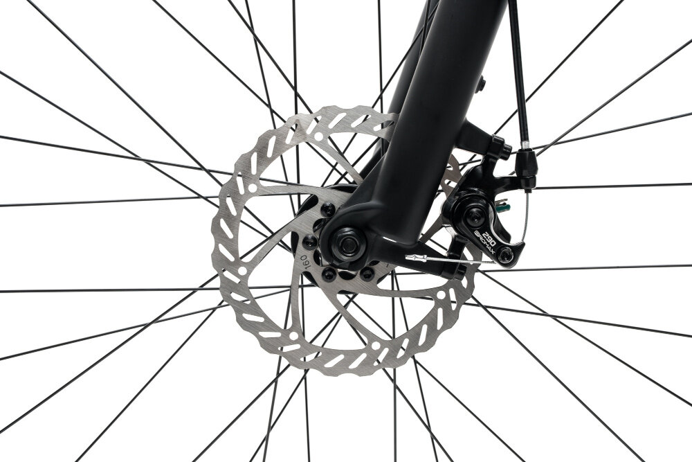 Rower górski MTB INDIANA X-Dirt 1.0 M14 26 cali męski Czarny mat zbliżenie na tylny hamulec podstawa bezpieczeństwa hamulce tarczowe mechaniczne bardzo duża siła hamowania sprawdzają się w każdych warunkach pogodowych i na każdej trasie hamulce z przodu i z tyłu podwójny pakiet bezpieczeństwa