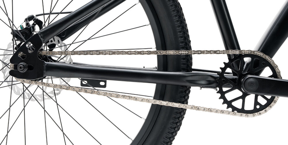 Rower górski MTB INDIANA X-Dirt 1.0 M14 26 cali męski Czarny mat zbliżenie na korbę i łańcuch korba PROWHEEL 32T/170MM płynne i precyzyjne przenoszenie napędu jednorzędowa zębatka 32T lekkością jazdy efektywność napędu długość ramion 170 mm ergonomia pedałowania komfort i odpowiednie wykorzystanie siły nóg