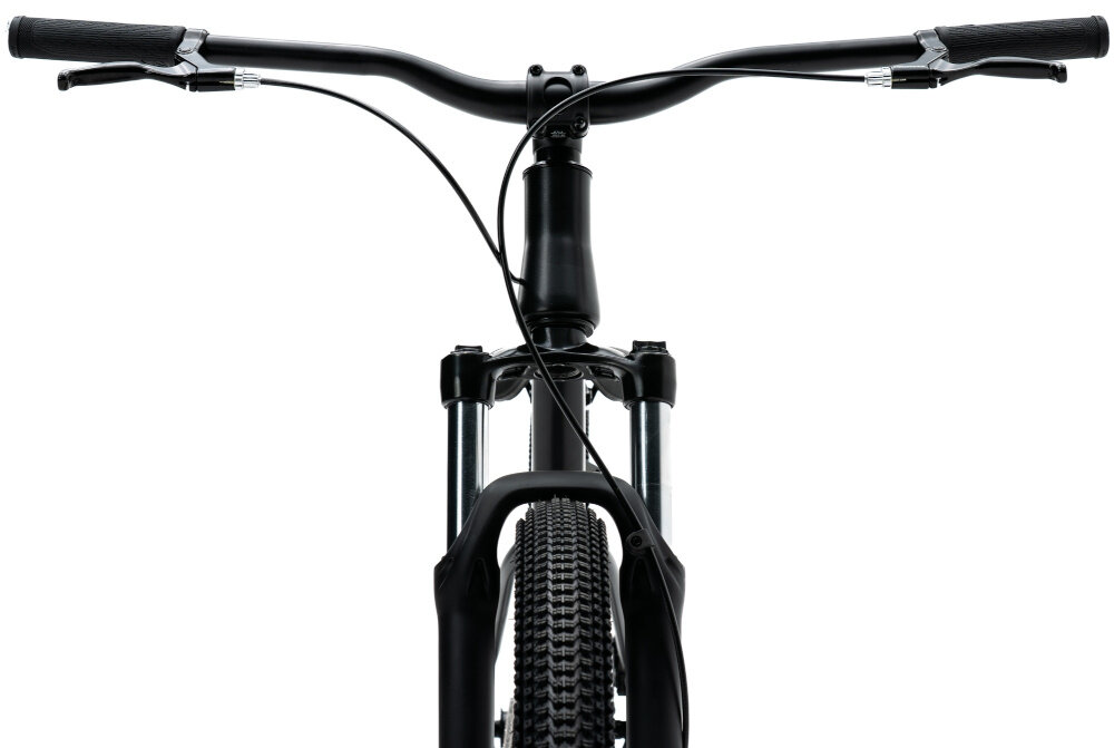 Rower górski MTB INDIANA X-Dirt 1.0 M14 26 cali męski Czarny mat zbliżenie na kierownicę kierownica widoczna od przodu kierownica SIXTY MTB-AL-330BT Alu z lekkiego i sztywnego aluminium aluminiowy wspornik SIXTY Ahead TDS-D622 zwiększa stabilność układu sterowania antypoślizgowy materiał pewny chwyt