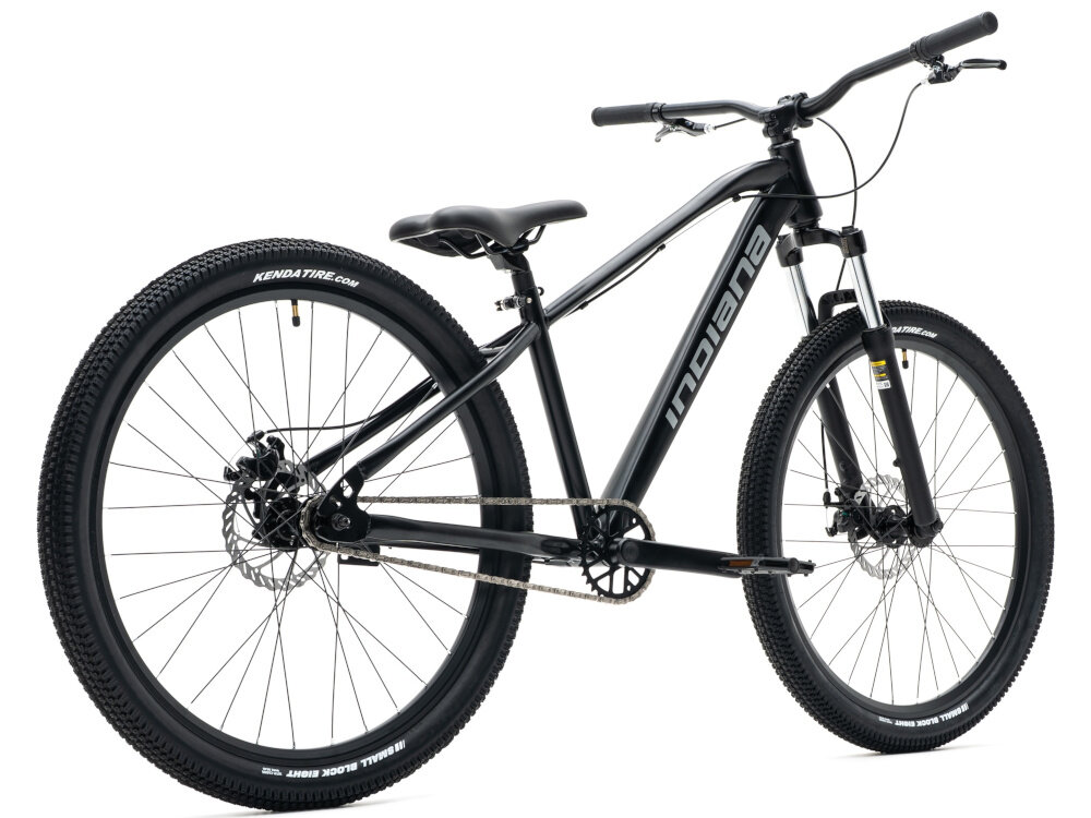 Rower górski MTB INDIANA X-Dirt 1.0 M14 26 cali męski Czarny mat rower na białym tle widoczny od tyłu pod skosem rower typu single speed został on pozbawiony przerzutek dla osób ceniących prostotę i stabilność napędu jednorzędowy system wymaga mniej serwisowania dobrze znosi jazdę w błocie i deszczu dla osób trenujących siłę i kondycję