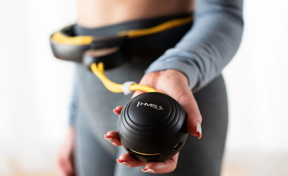 Hula hop HMS HHM21 Czarno-żółty piłka obciążeniowa zwiększona intensywność ćwiczeń aerodynamiczny kształt szybsze spalanie kalorii skuteczniejsza redukcja tkanki tłuszczowej funkcja treningowa stylowy design funkcjonalność estetyka