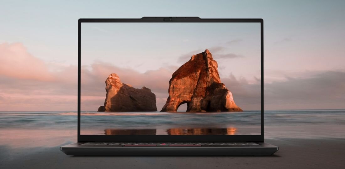 Laptop Lenovo ThinkPad E14 Gen 7 z grafiką Intel Arc 140T na ekranie prezentuje krajobraz skalny nad morzem na neutralnym tle - Zintegrowana grafika Intel Arc 140T