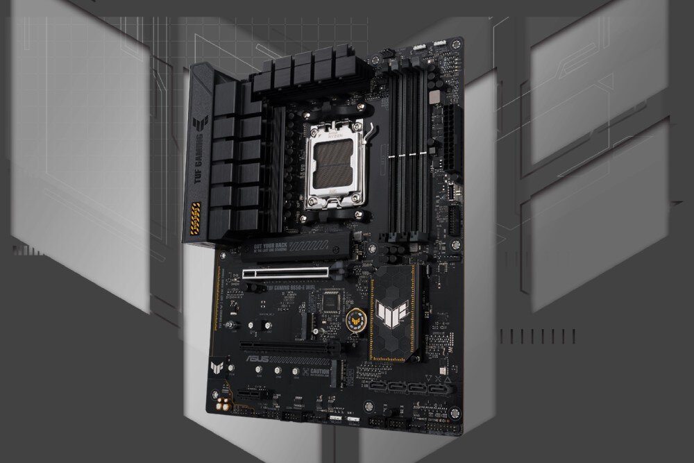 Komputer MAD DOG GeForce RTX5070Ti PurePC Edition 4 Płyta główna ustawiona przodem z metalowymi radiatorami i panelem portów, kompatybilność, interfejs, układ zasilania, dźwięk, łączność Wi-Fi 6E