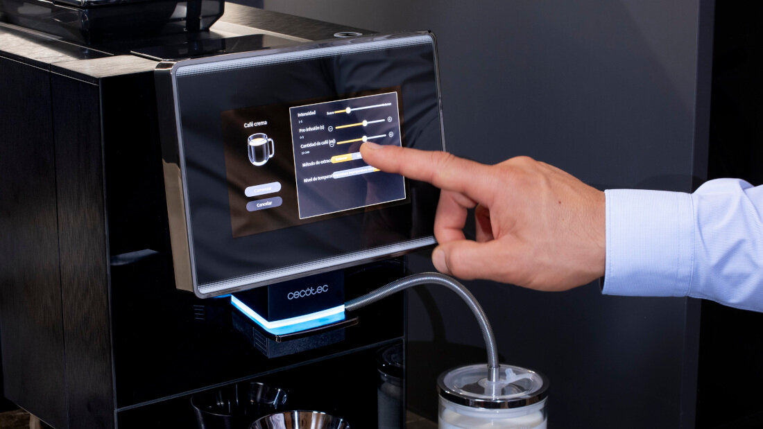 Ekspres CECOTEC Cremmaet Touch OCS Prosta obsługa na ekranie dotykowym Intuicyjny 7-calowy ekran TFT  ułatwienie wybór 15 gotowych przepisów tworzenie własnych kompozycji Przejrzyste menu przygotowanie porannej kawy