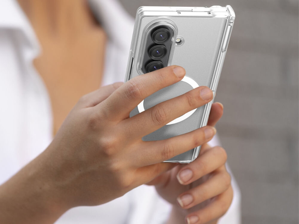 Etui ARAREE Nukin 360 M Magsafe QI2 do Samsung Galaxy Z Fold 7 Przezroczysty prezentacja telefonu w etui trzymanego w rękach hardcase wytrzymała ochrona na zawiasie