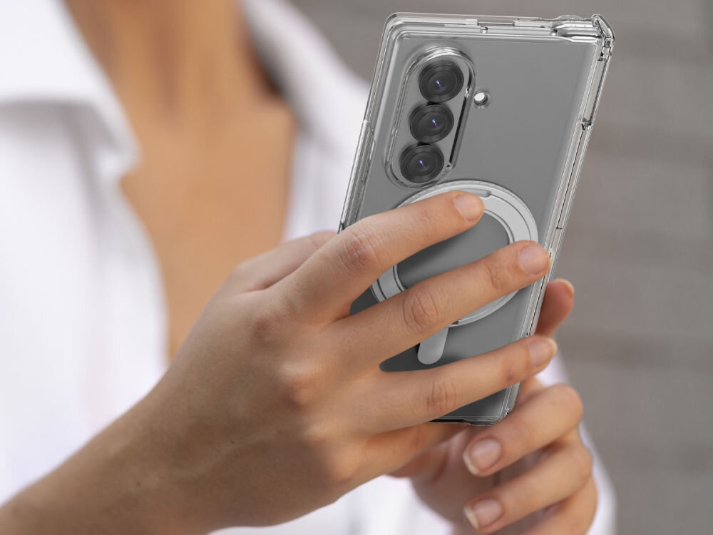 Etui ARAREE NUKIN 360 S Magsafe QI2 do Samsung Galaxy Z Fold 7 Przezroczysty prezentacja telefonu trzymanego w rękach w etui z obrotowym stojakiem i magnesami neodymowymi