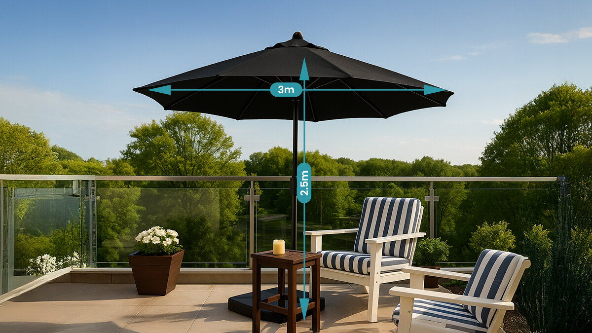 Parasol ogrodowy BLACK FOREST L-0720-3M 300 cm Grafitowy, obszar, cień, lekki, solidny, waga, balkon na którym stoi parasol razem z krzesłami w słoneczny dzień