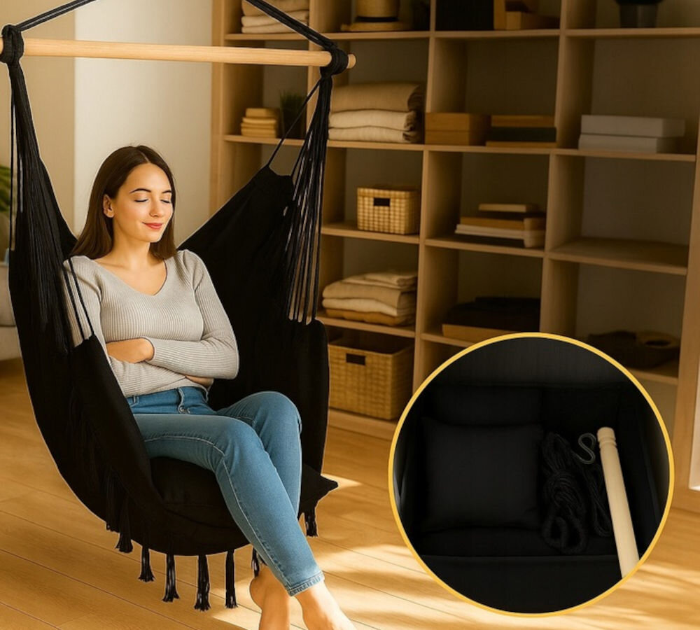 Fotel hamakowy podwieszany BLACK FOREST EX.25296 100 x 130 cm Czarny, komfort, siedzisko, poduszka, tkanina, w tle pokój, na pierwszym planie kobieta na fotelu obok zbliżenie na materiał fotela