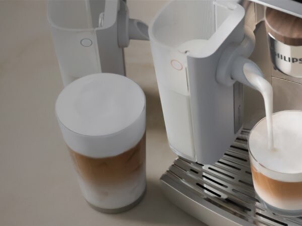 dla kaw gorących masz jedną karafkę, a dla kaw zimnych drugą