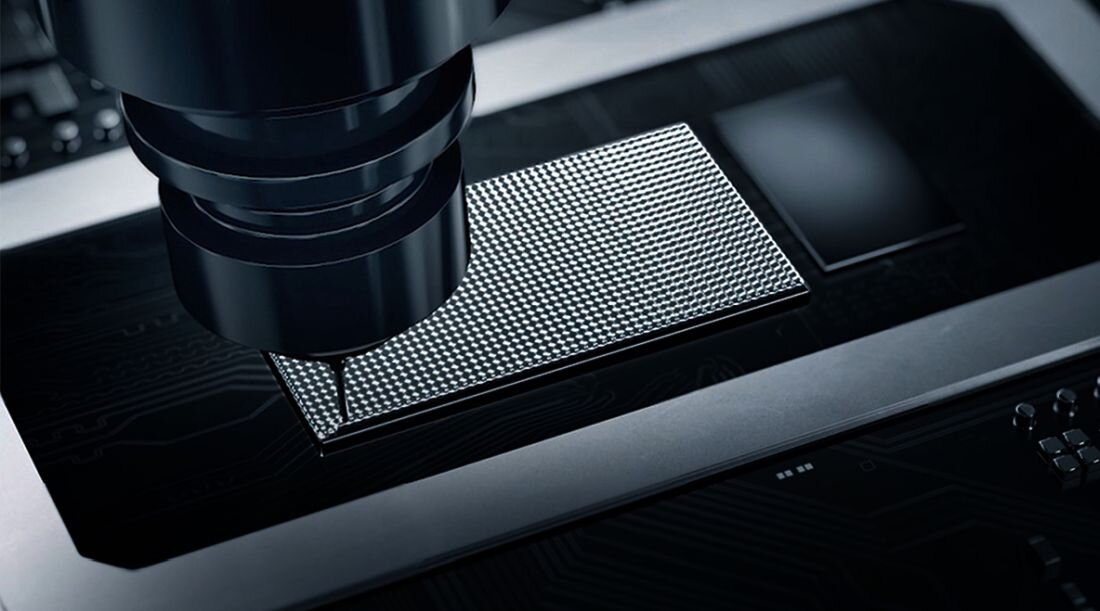 Zbliżenie na  pastę termoprzewodzącą z siatką metalową i czarnymi wentylatorami, zaawansowane rozwiązanie termiczne dla laptopa gamingowego PREDATOR Helios Neo, efektywne odprowadzanie ciepła podczas intensywnych sesji gamingowych - Pasta termoprzewodząca z ciekłego metalu  