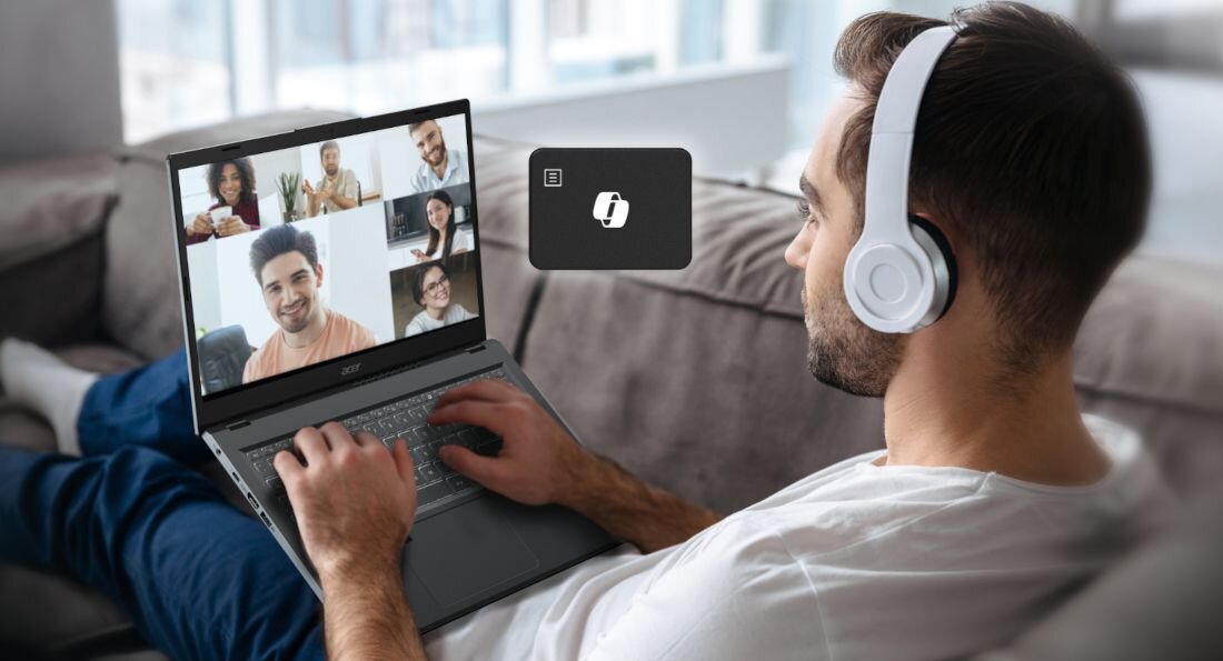 Mężczyzna w białych słuchawkach prowadzący wideokonferencję na laptopie Acer Aspire w domowym wnętrzu. - Dedykowany przycisk Copilot    