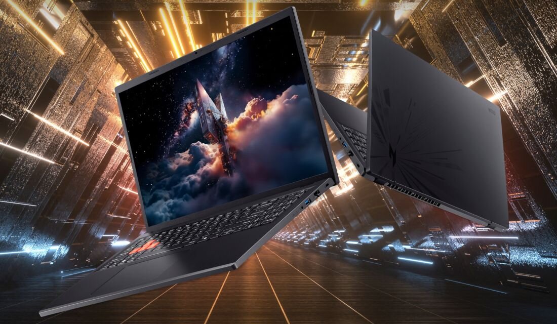 Laptop Dell Latitude z aplikacją pogodową Partly Cloudy wyświetlającą kolorową tapetę z liśćmi na drewnianym stole obok doniczki z rośliną.     