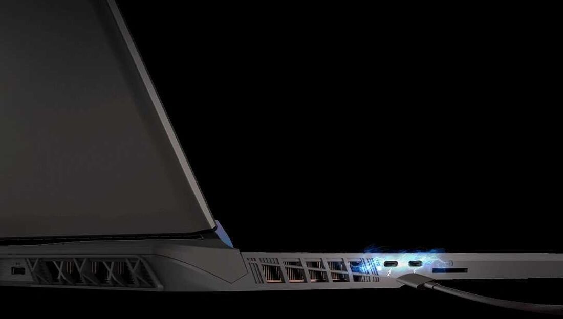 Laptop MSI Vector 17 HX AI - Laptop MSI Vector 17 HX AI z widocznymi złaczami Thunderbolt, prezentujący design i technologię. Technologia Thunderbolt 5 