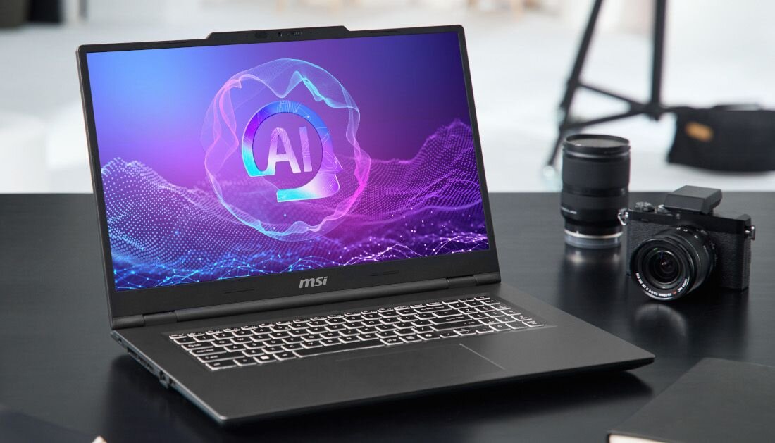 Laptop MSI VenturePro w czarnej obudowie na biurku obok aparatu fotograficznego, na ekranie futurystyczna grafika z logo AI w okręgu na fioletowo-niebieskim tle, symbolizująca zaawansowane możliwości sztucznej inteligencji.