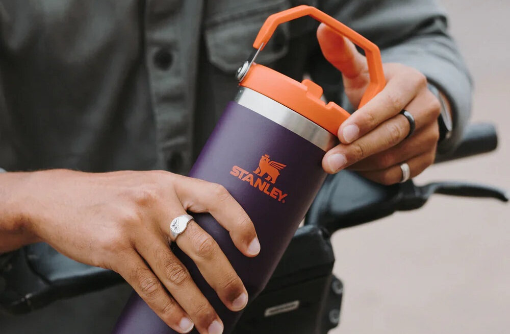 Kubek termiczny STANLEY IceFlow Flip Straw Tumbler Granatowy 890 ml Ochrona przed wyciekami Szczelny mechanizm zamknięcia chroniąc swoje rzeczy przed wilgocią