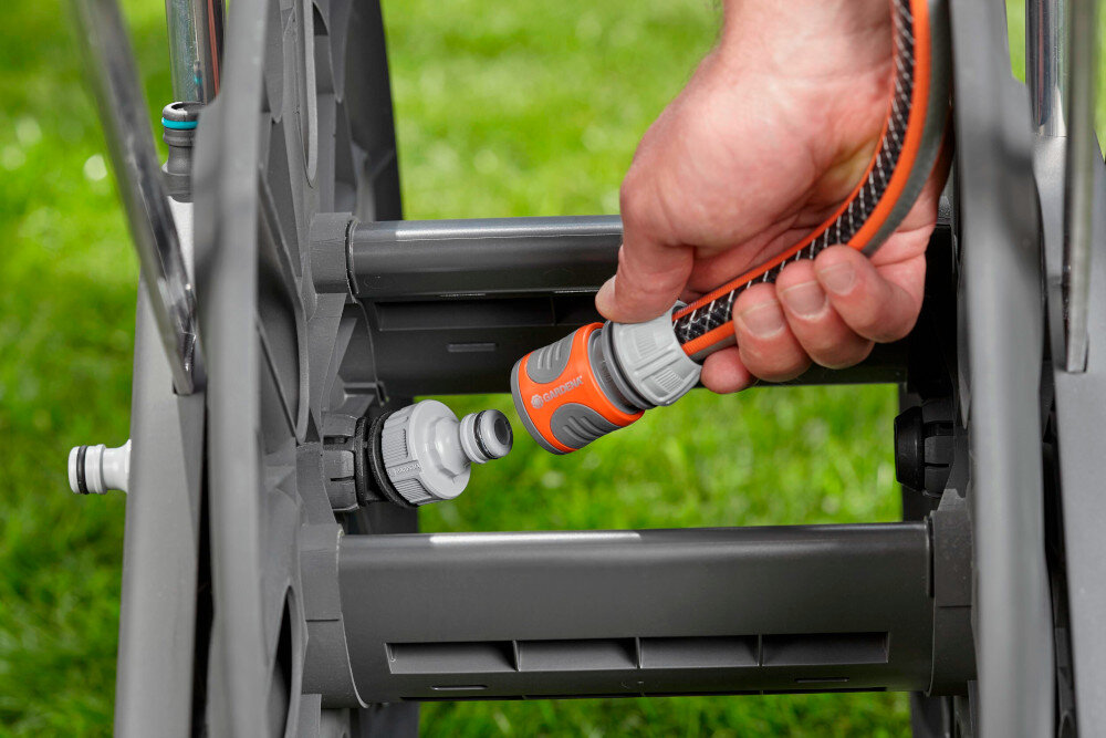 Wózek na wąż GARDENA CleverRoll L Easy Zestaw 18522-20 mocowanie weza skosnie od wewnetrznej strony rolki elementy Original GARDENA System zraszacz prosty jedno szybkozlacze 3 szybkozlaczki 2 przylacza kranowe jeden adapter