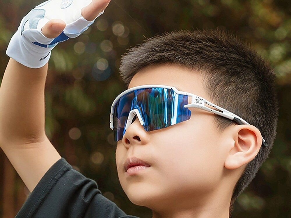 Okulary rowerowe ROCKBROS 8386824303650 Biało-niebieski, Okulary, dzieci, komfort, ochrona, Chłopiec w sportowych okularach osłania oczy przed słońcem
