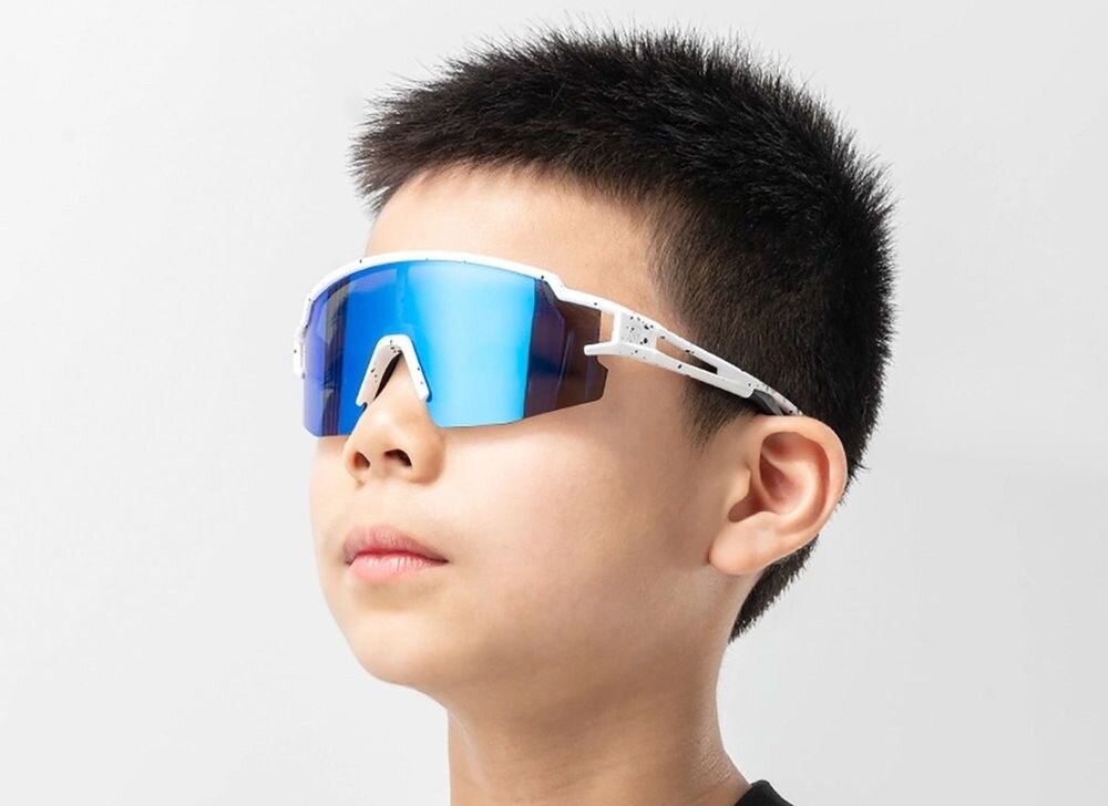 Okulary rowerowe ROCKBROS 8386824303650 Biało-niebieski, Design, kolor, styl, estetyka, Młody kolarz w okularach z lustrzaną soczewką