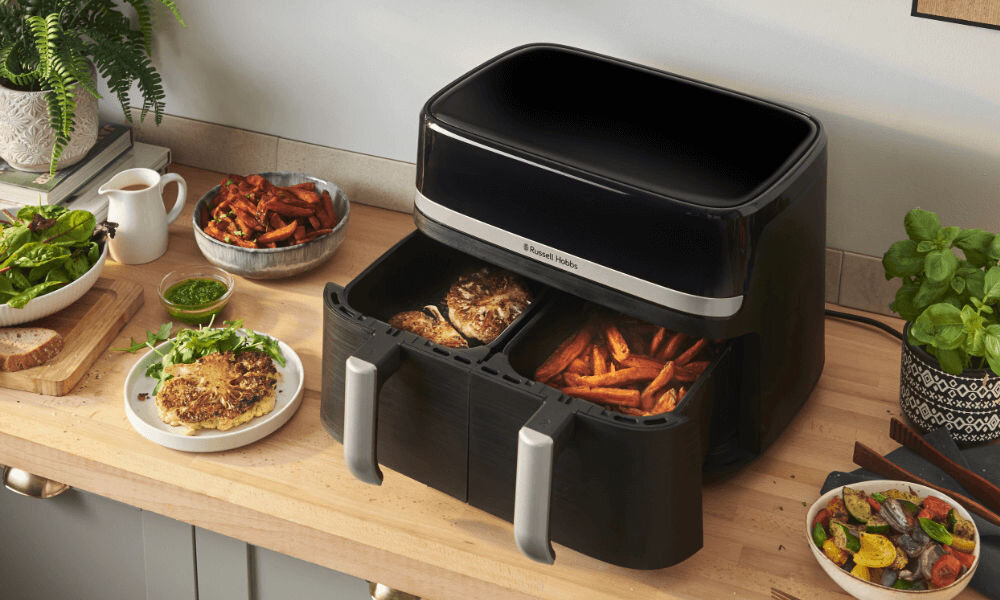 Air Fryer Frytkownica beztłuszczowa RUSSELL HOBBS SatisFry DualBaske 27680-56 czarna frytkownica stoi na blacie otwarte kosze wewnątrz potrawy kulinarne arcydzieła synchronizacja koszy przygotowanie wszystkich składników gotowe w tym samym czasie pełna kontrola nad procesem gotowania oszczędność czasu harmonia smaków