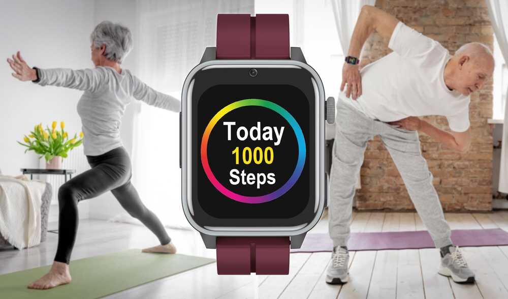 Na pierwszym planie widoczny jest smartwatch z bordowym paskiem, na ekranie którego wyświetla się napis \'Today 1000 Steps\'. W tle dwie osoby ćwiczą jogę w jasnym pomieszczeniu z drewnianą podłogą i ceglaną ścianą.