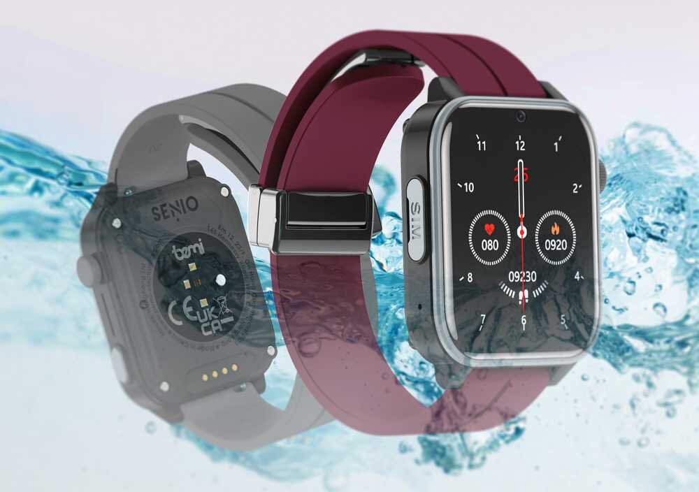 Na obrazie widoczny jest smartwatch z bordowym paskiem, zanurzony w wodzie. Na ekranie zegarka wyświetlane są tarcze z czasem i wskaźnikami tętna, a na odwrocie widoczne są napisy \'SENIO\' i \'bemi\'.