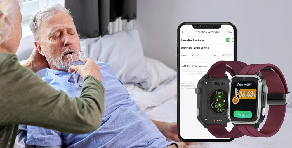 Na obrazie widać starszego mężczyznę leżącego w łóżku, któremu ktoś podaje szklankę wody. Obok znajduje się smartfon z aplikacją oraz dwa smartwatche z wyświetlonymi informacjami, w tym temperaturą 36.43°C.