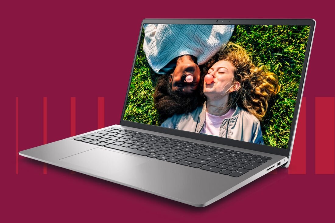 Laptop z otwartym ekranem, na którym widać dwie osoby leżące na trawie. Tło jest bordowe z pionowymi, czerwonymi paskami.