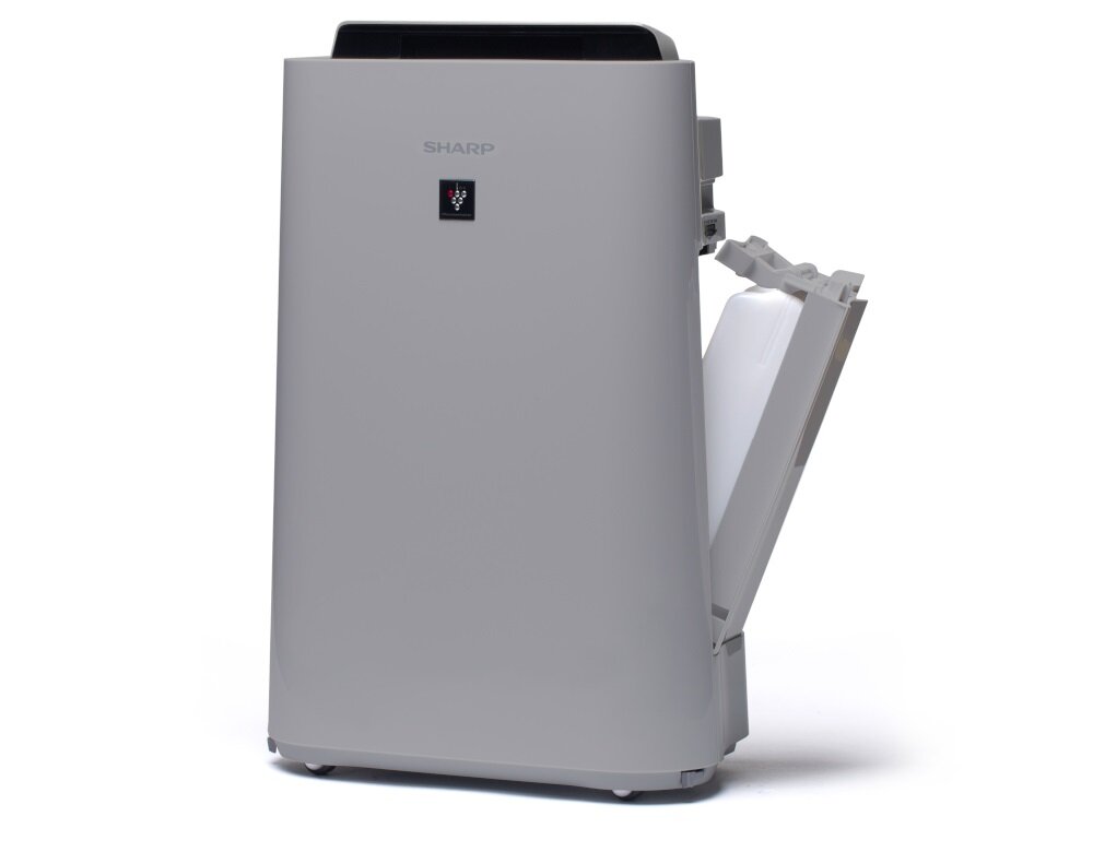 Na obrazie widoczny jest szary oczyszczacz powietrza z otwartą klapką boczną. Na przedniej części urządzenia znajduje się logo \'SHARP\' oraz mały wyświetlacz z symbolem Plasmacluster.