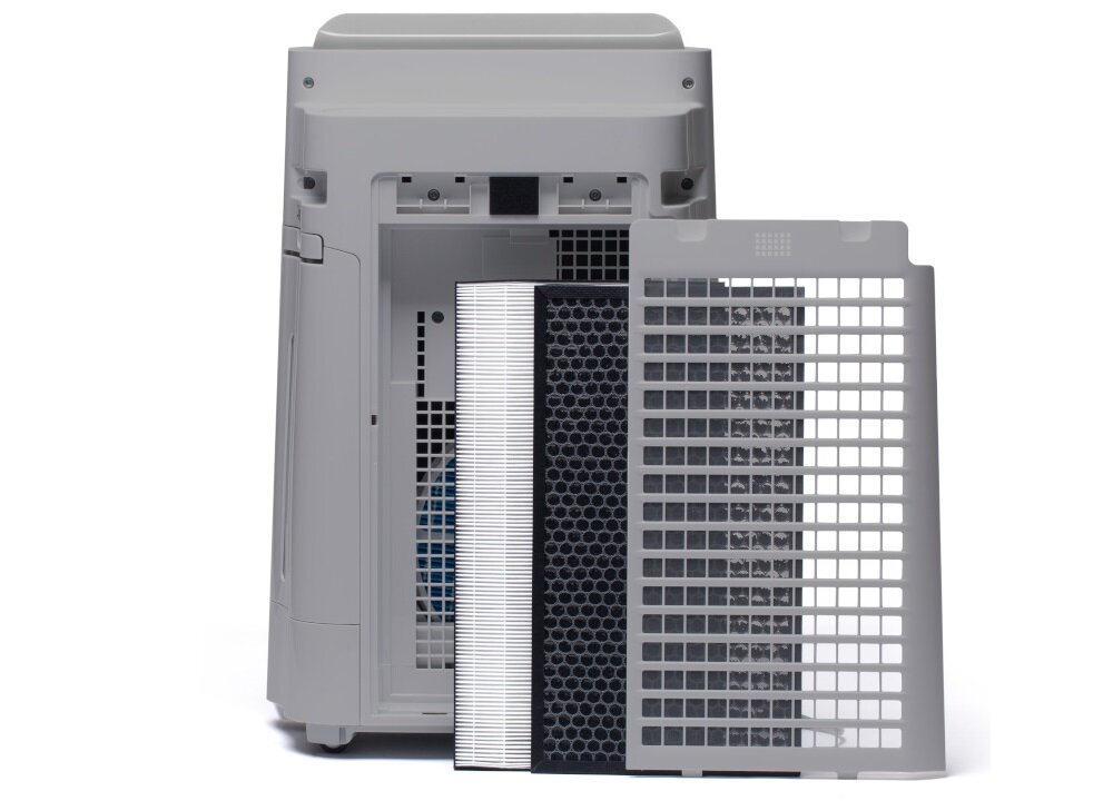 Oczyszczacz powietrza z otwartą tylną częścią, ukazujący trzy różne filtry: siatkowy, węglowy i HEPA. Obudowa jest w kolorze szarym.