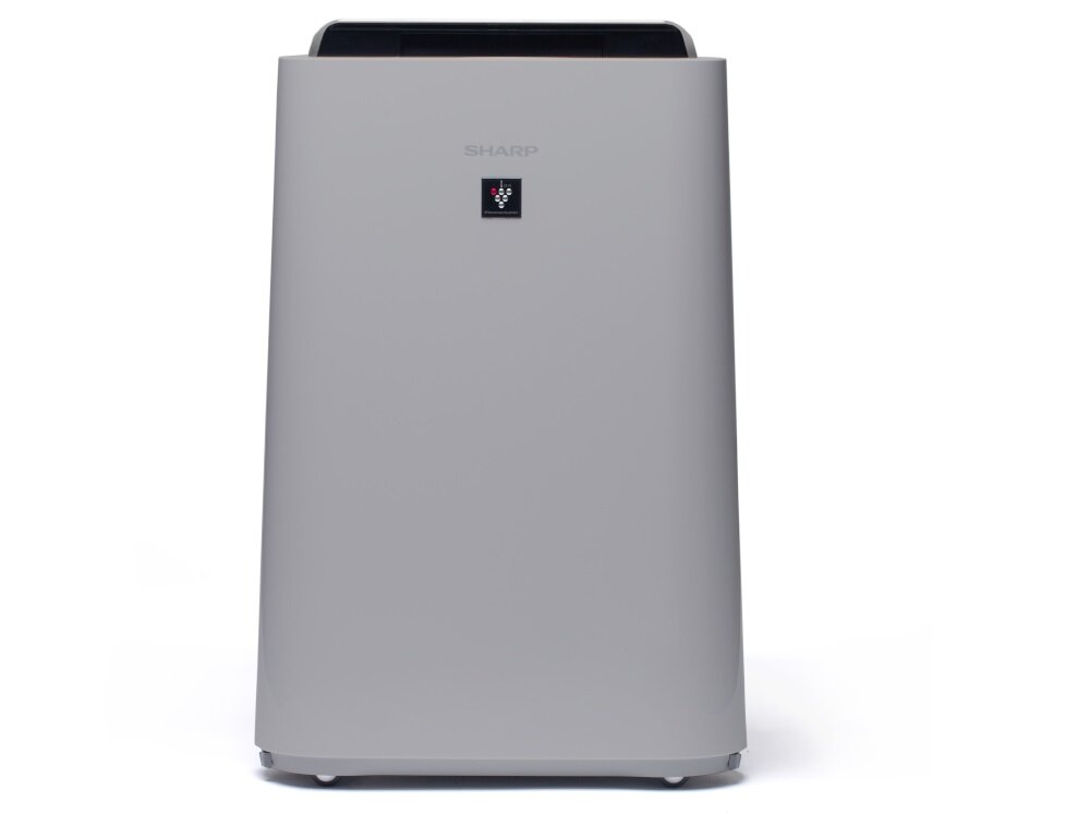 Na obrazie widoczny jest szary oczyszczacz powietrza z logo SHARP na górze oraz symbolem Plasmacluster na środku. Urządzenie ma prostokątny kształt i stoi na płaskiej powierzchni.