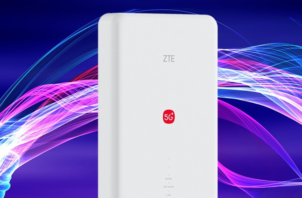 Router ZTE G51F 5G Router ZTE G51F 5G na tle fioletowo-niebieskich fal symbolizujących przepływ danych. Grafika ilustruje technologię AI Antenna 3.0, która automatycznie optymalizuje połączenie sieciowe w zależności od warunków i kierunku sygnału.