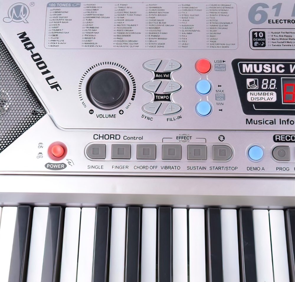 Obraz przedstawia panel sterowania keyboardu z widocznymi przyciskami i pokrętłem do regulacji głośności. Na panelu znajduje się tekst \'MQ-001 UF\' oraz różne przyciski funkcyjne, takie jak \'CHORD Control\' i \'EFFECT\'.