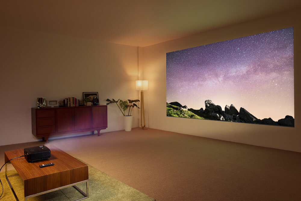 Projektor PHILIPS GamePix 800 Full HD DLP do domu i biura, projektor na stoliku wyświetlający obraz na białej ścianie