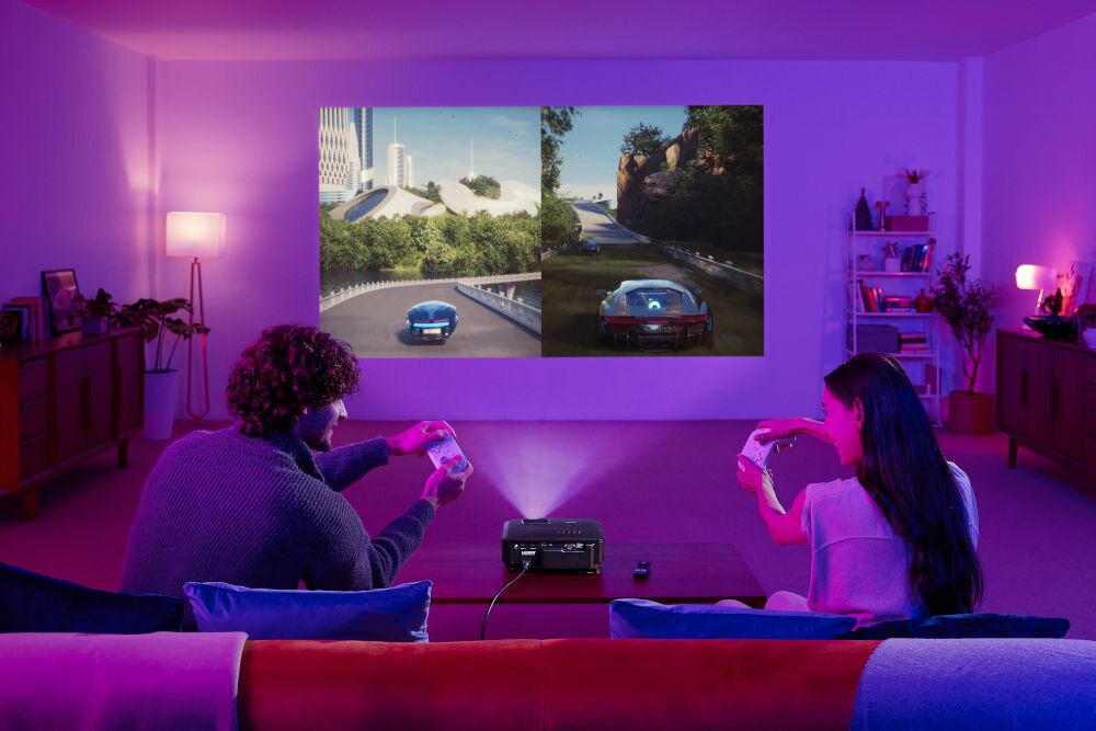 Projektor PHILIPS GamePix 800 Full HD rozdzielczość i ostrość obrazu, osoby siedzące na sofie, grające w gry, projektor wyświetlający obraz na ścianie