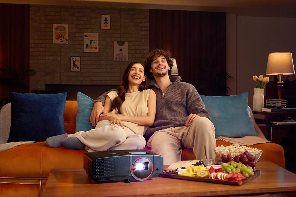 Projektor PHILIPS GamePix 800 3D Ready i korekcja Keystone w pionie, osoby siedzące na sofie oglądające obraz z projektora