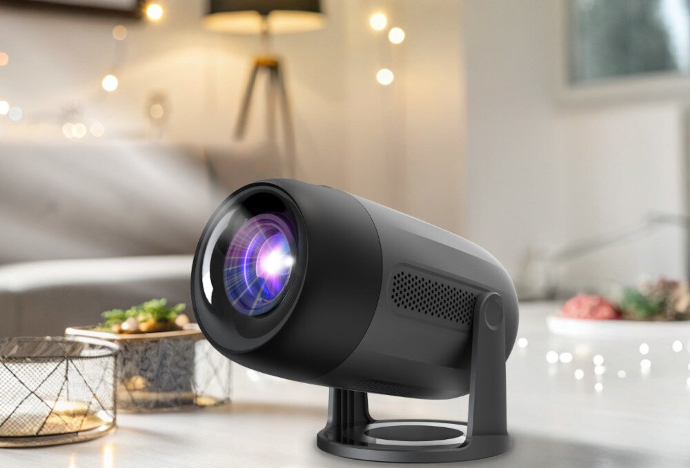 Projektor PHILIPS NeoPix 150 Full HD format 16:9 wysoka jakość obrazu, projektor stojący na stoliku w pomieszczeniu