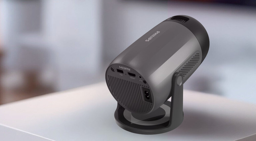 Projektor PHILIPS NeoPix 150 obraz do 80 cali przy odległości 2.13 m, projektor stojący na stoliku tyłem w pomieszczeniu
