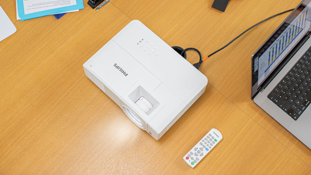 Projektor PHILIPS ProPix 650 z rozdzielczością WXGA i proporcjami 16:10 do prezentacji, projektor stojący na biurku z pilotem