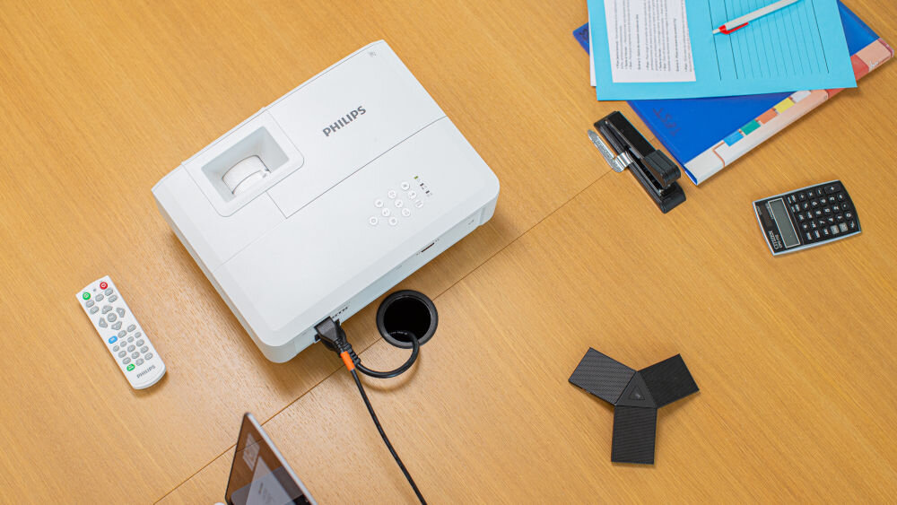 Projektor PHILIPS ProPix 850 3D ready kino domowe z głębią obrazu, projektor stojący na biurku z lotu ptaka