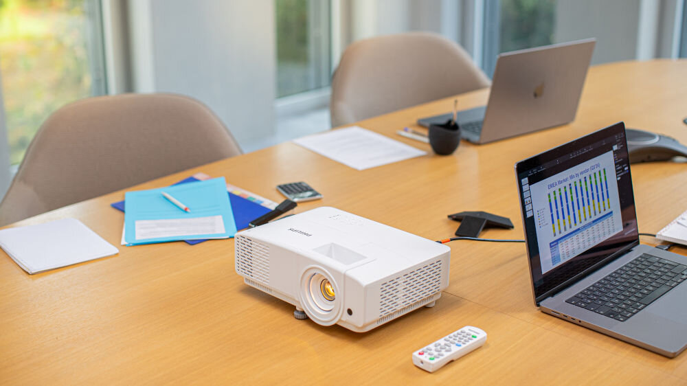 Projektor PHILIPS ProPix 850 żywotność lampy 30000 godzin niskie koszty, projektor stojący na biurku wyświetlający obraz