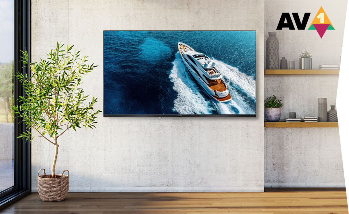 Telewizor SHARP 40HE2745E 40 QLED TiVo OS telewizor na ścianie na ekranie płynący jacht napis AV1