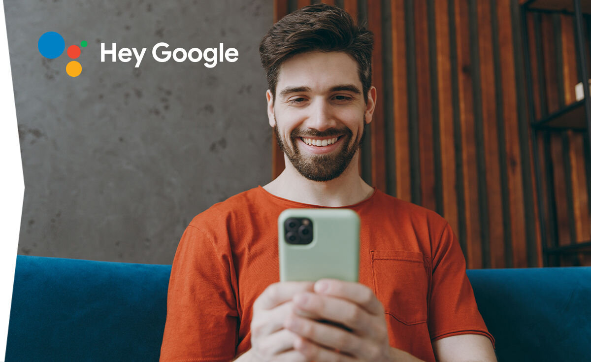 Telewizor SHARP 32HF3765E Asystent Google sterowanie głosem bez pilota, osoba trzymająca telefon w rękach