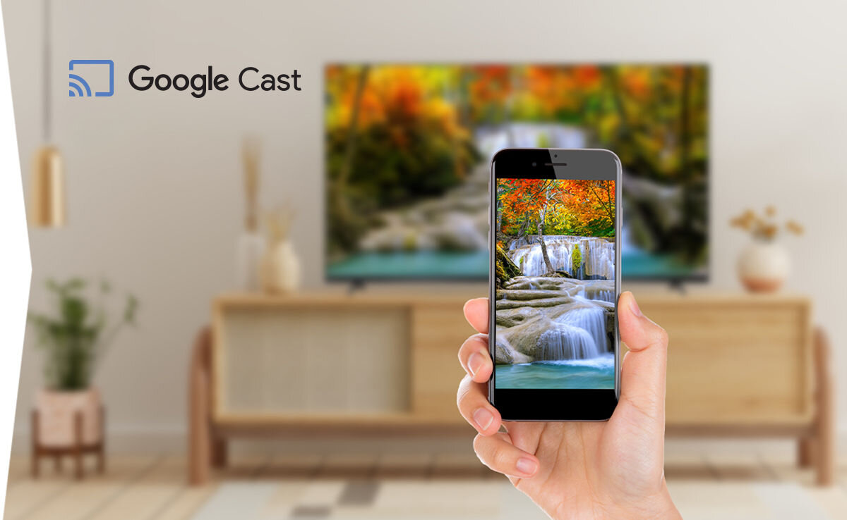 Telewizor SHARP 32HF3765E Google Cast bezprzewodowe przesyłanie YouTube Netflix, osoba trzymająca telefon w ręku, w tle telewizor stojący na komodzie