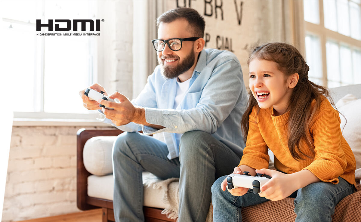 Telewizor SHARP 32HF3765E 3 HDMI Blu-ray konsola dekoder wygodne podłączenie, osoby siedzące na kanapie i grające na konsoli