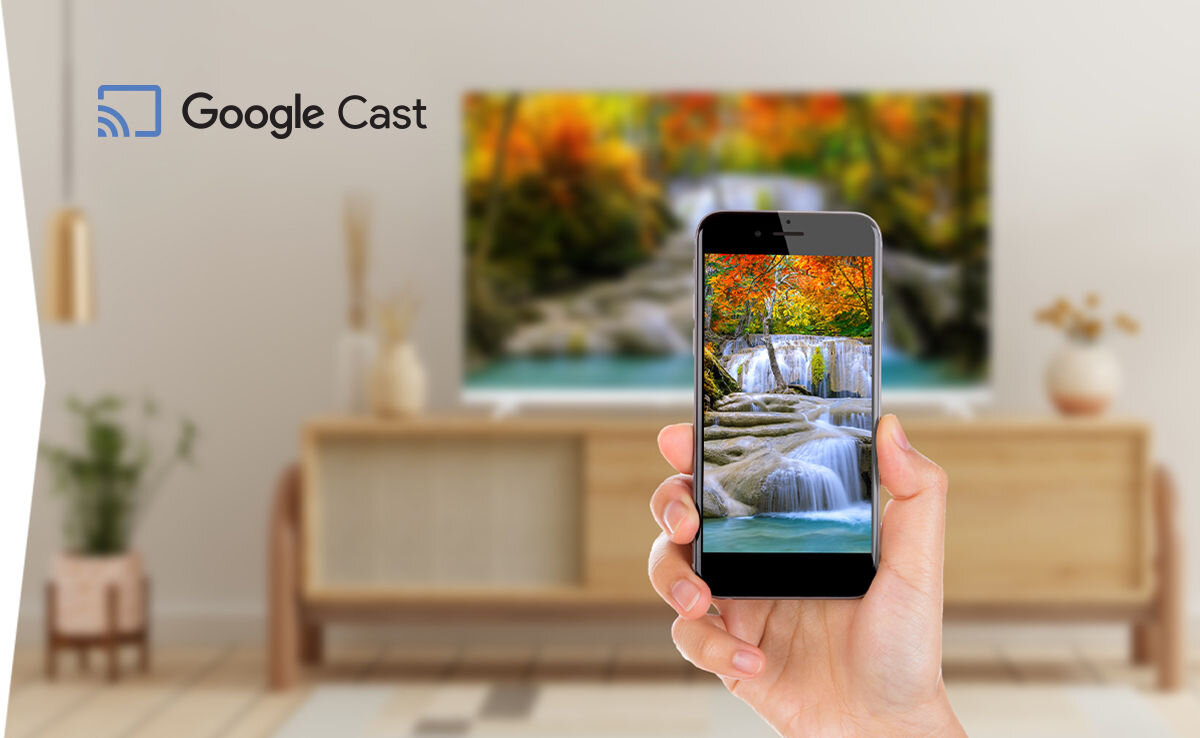 Telewizor SHARP 32HF2765EW Google Cast bezprzewodowe przesyłanie YouTube Netflix, osoba trzymająca telefon w ręku, w tle telewizor stojący na komodzie