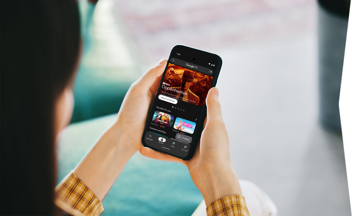 Telewizor SHARP 43HP6765E 43 QLED 4K Google TV Dolby Atmos Dolby Vision HDMI 2.1z USB multimedia rodzina siedząca przodem do telewizora oglądająca film