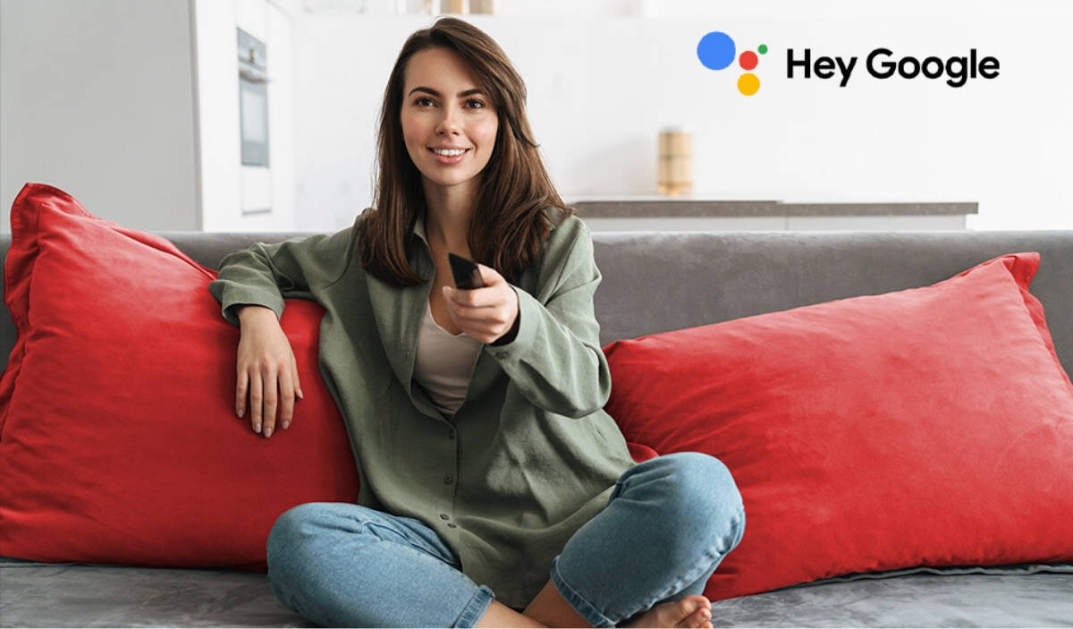 SHARP 55HL4765E sterowanie telewizorem głosem zmieniać kanały, wyszukiwać filmy, seriale - kobieta z pilotem od telewizora - pilot w ręku kobiety