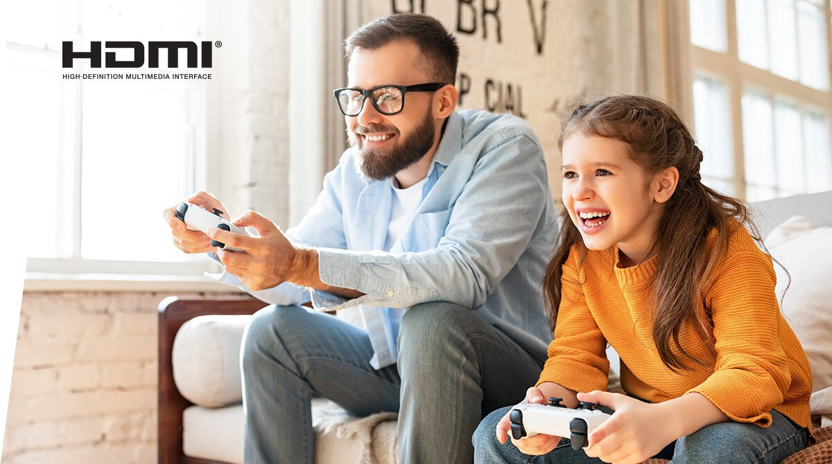 Telewizor SHARP 32HF3865E HDMI 3 wejścia centrum rozrywki, rodzic z dzieckiem siedzący na kanapie i grający na konsoli