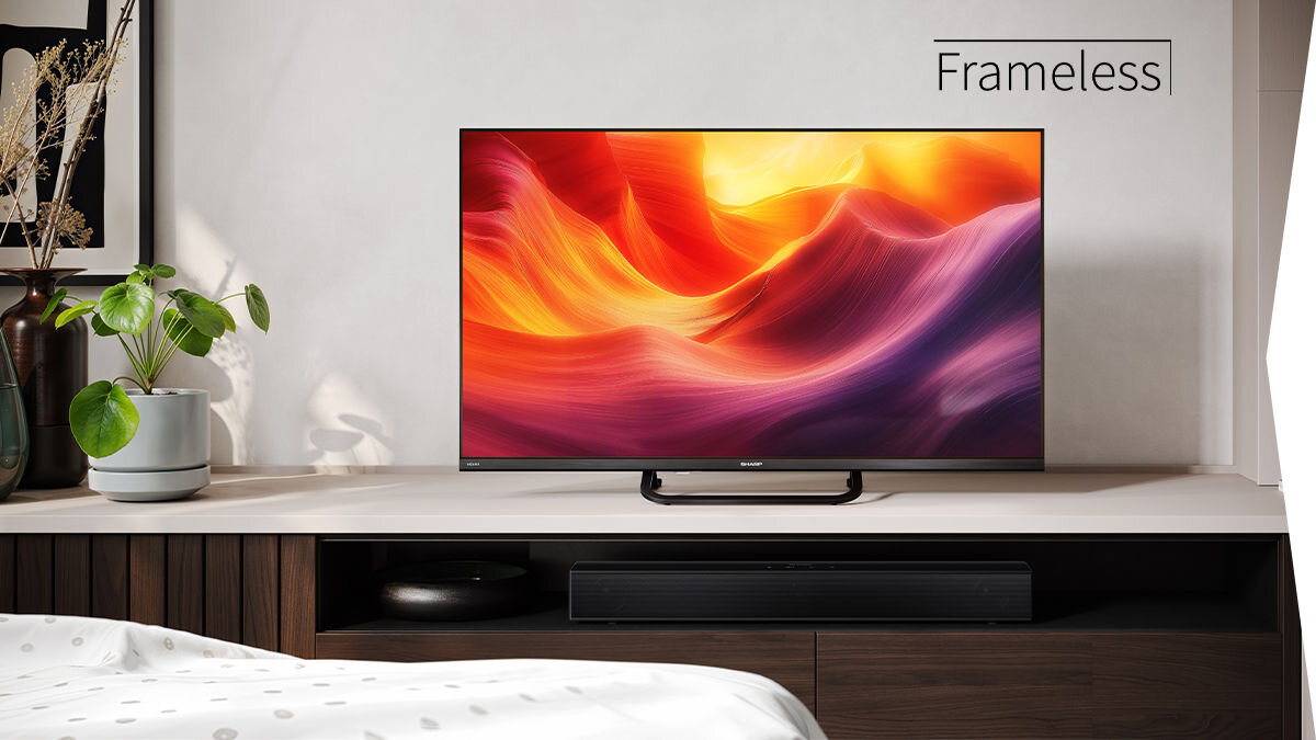 Telewizor SHARP 32HF3865E bezramkowy design wygląd, telewizor stojący na komodzie w pomomieszczeniu